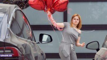 Ariel Winter And Her Big Balloons 20 Photos