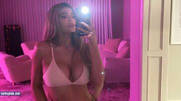 Kylie Jenner Sexy Selfie 3 Photos
