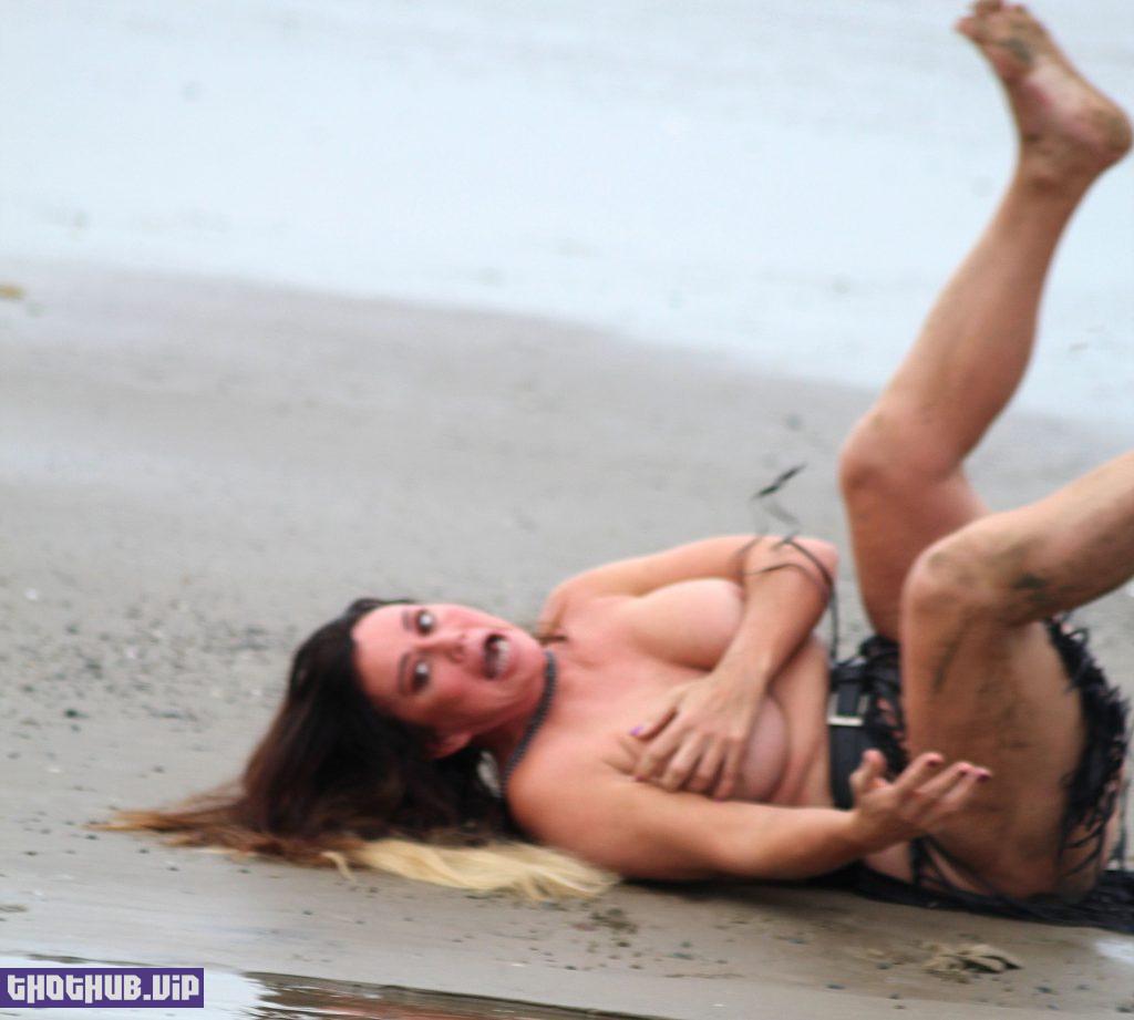 FAIL: Lisa Appleton falling during topless photoshoot (51 Photos)