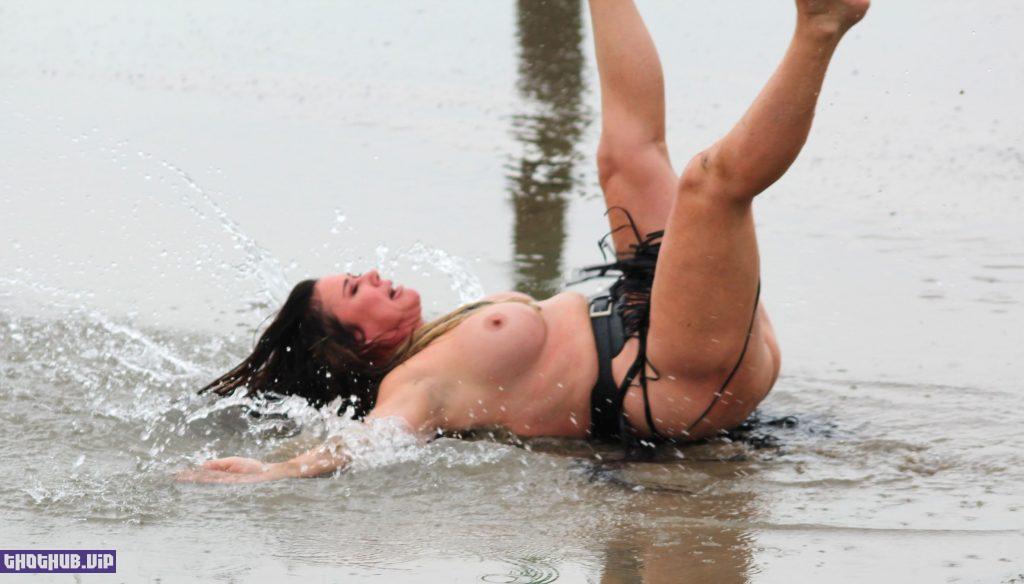 FAIL: Lisa Appleton falling during topless photoshoot (51 Photos)