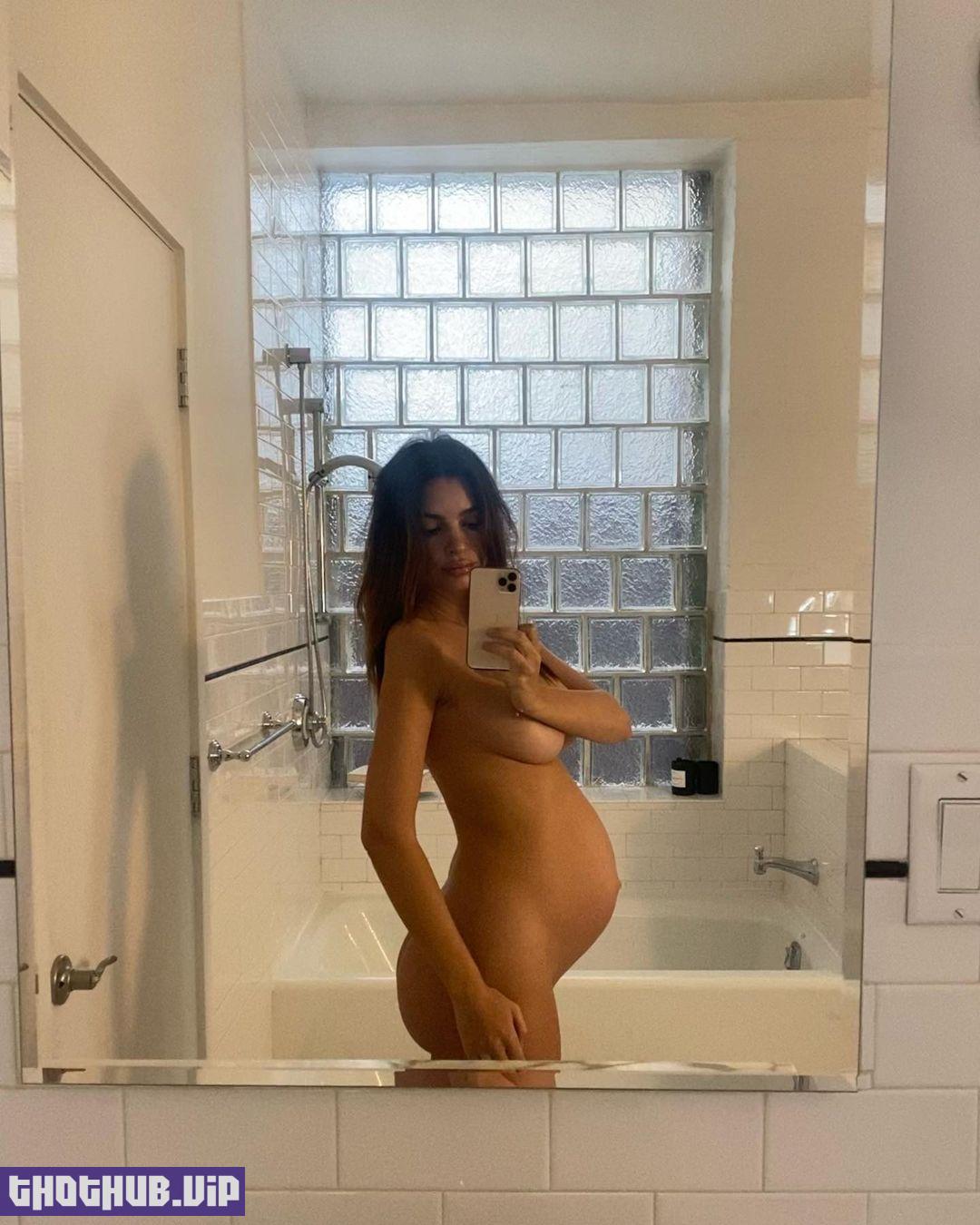 1669479321 661 Emily Ratajkowski flaunts her beautiful pregnancy on Instagram
