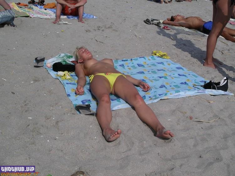 donna in topless foto spiaggia tette l