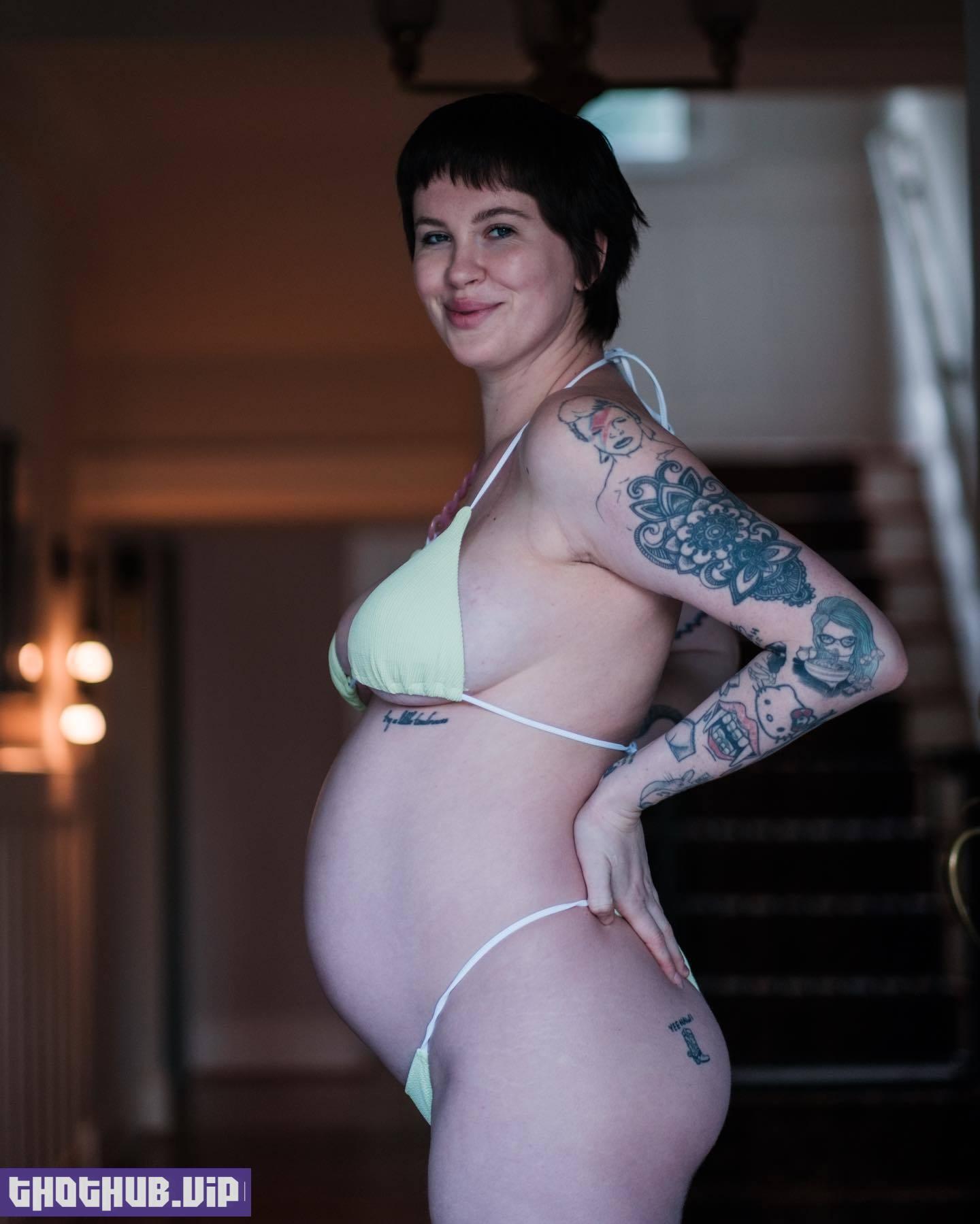 Ireland Baldwin Looks Sexy In A Bikini During Pregnancy 5