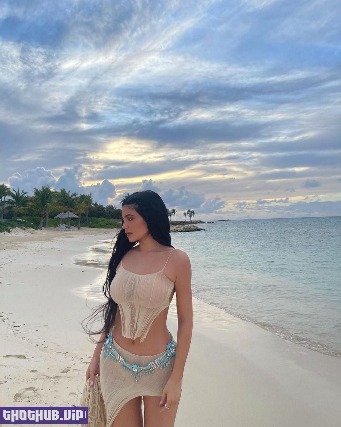 Kylie Jenner Sexy On The Beach 2 Photos