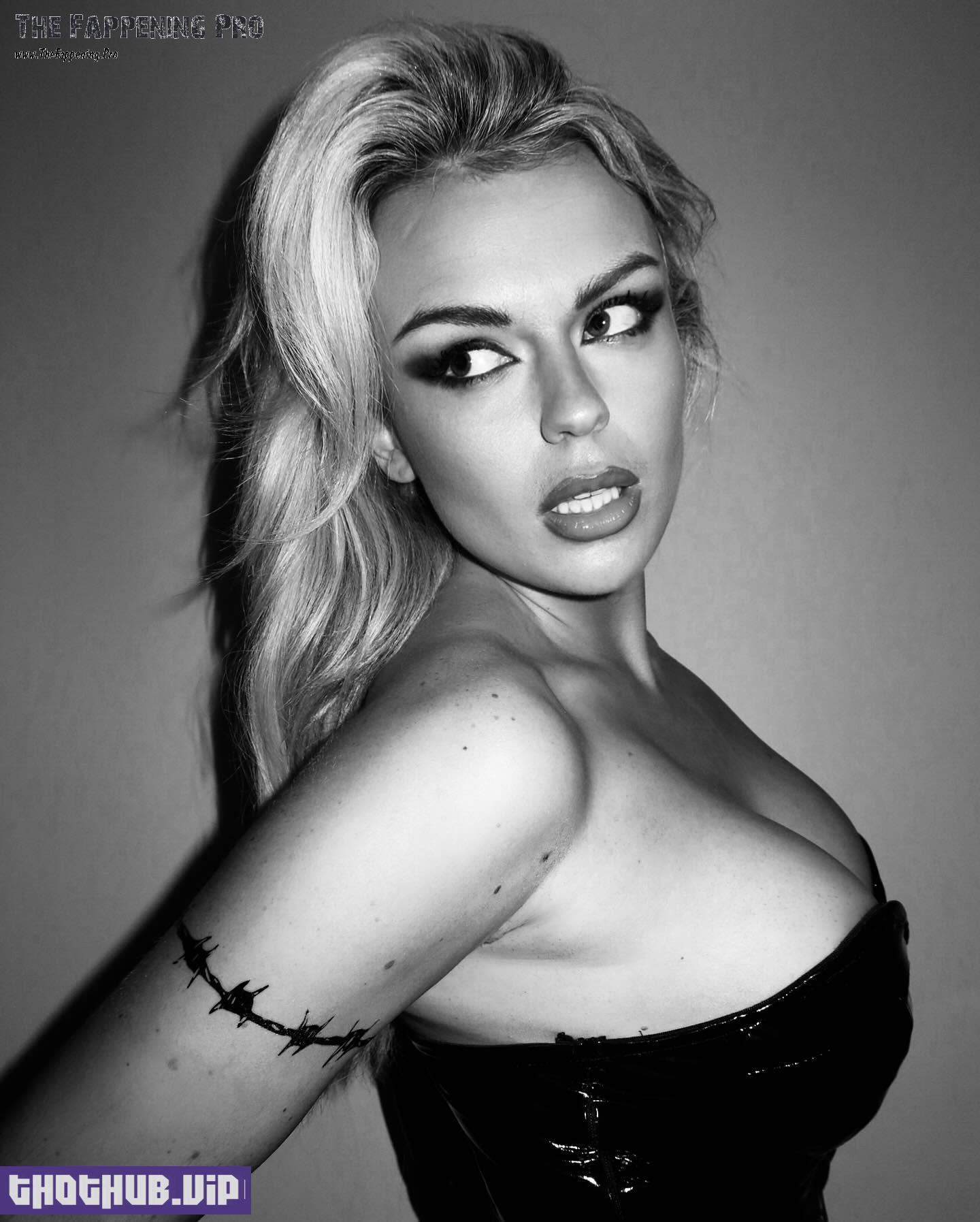 Tallia Storm Cosplay Pamela Anderson At Halloween 2023 4 Photos