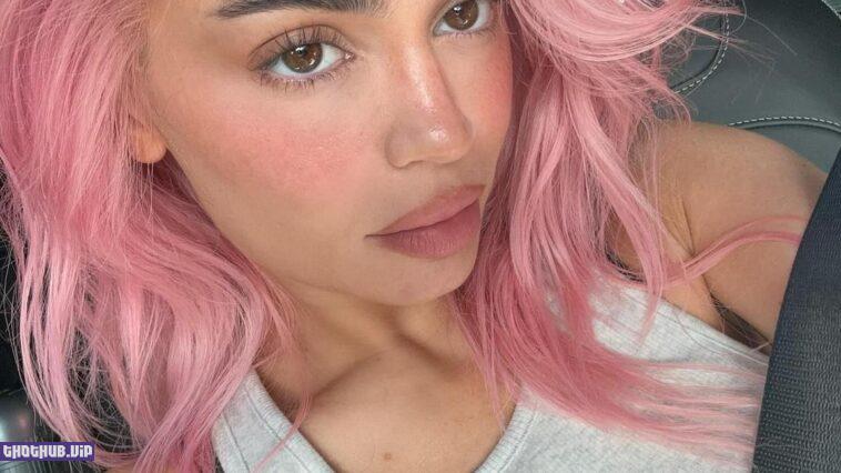 Kylie Jenner Sexy With Pink Hair 3 Photos