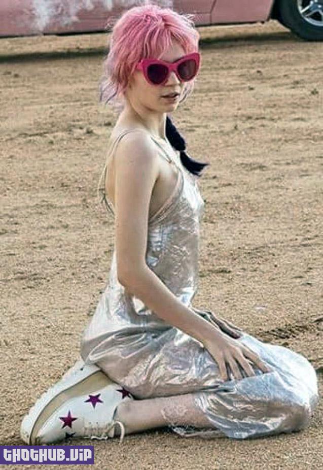 1662219397 540 Grimes Topless and Sexy Photos