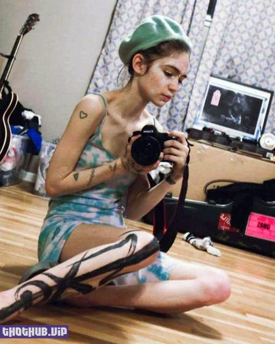 1662219403 505 Grimes Topless and Sexy Photos