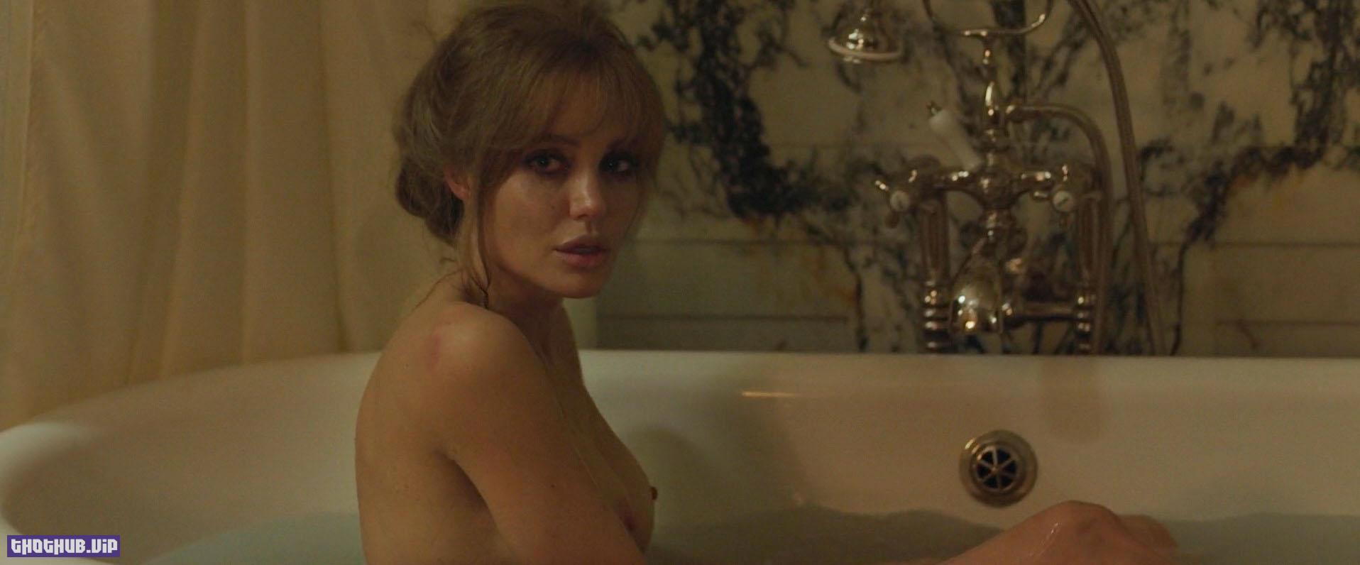 Angelina-Jolie-Nude-5