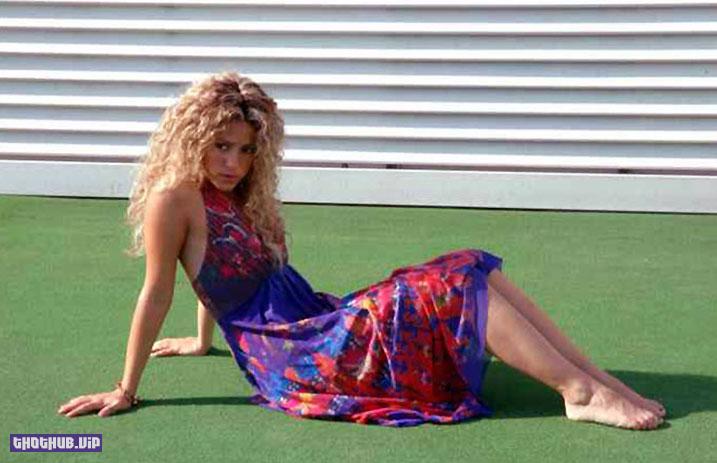 1664784373 600 Shakira Sexy Bikini and Hot Feet Photo Collection