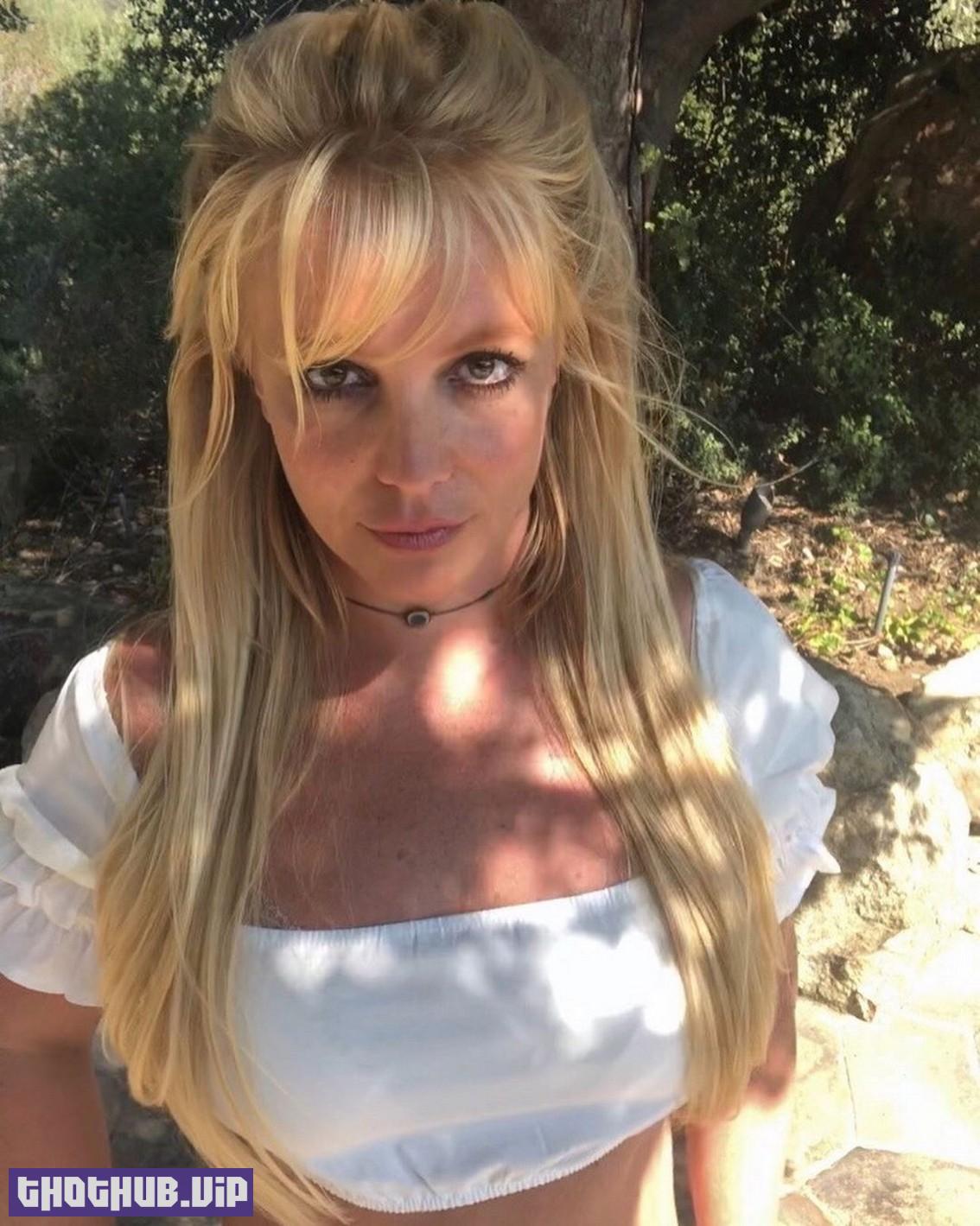 1664816909 879 Britney Spears Cleavage 11 Photos And Video