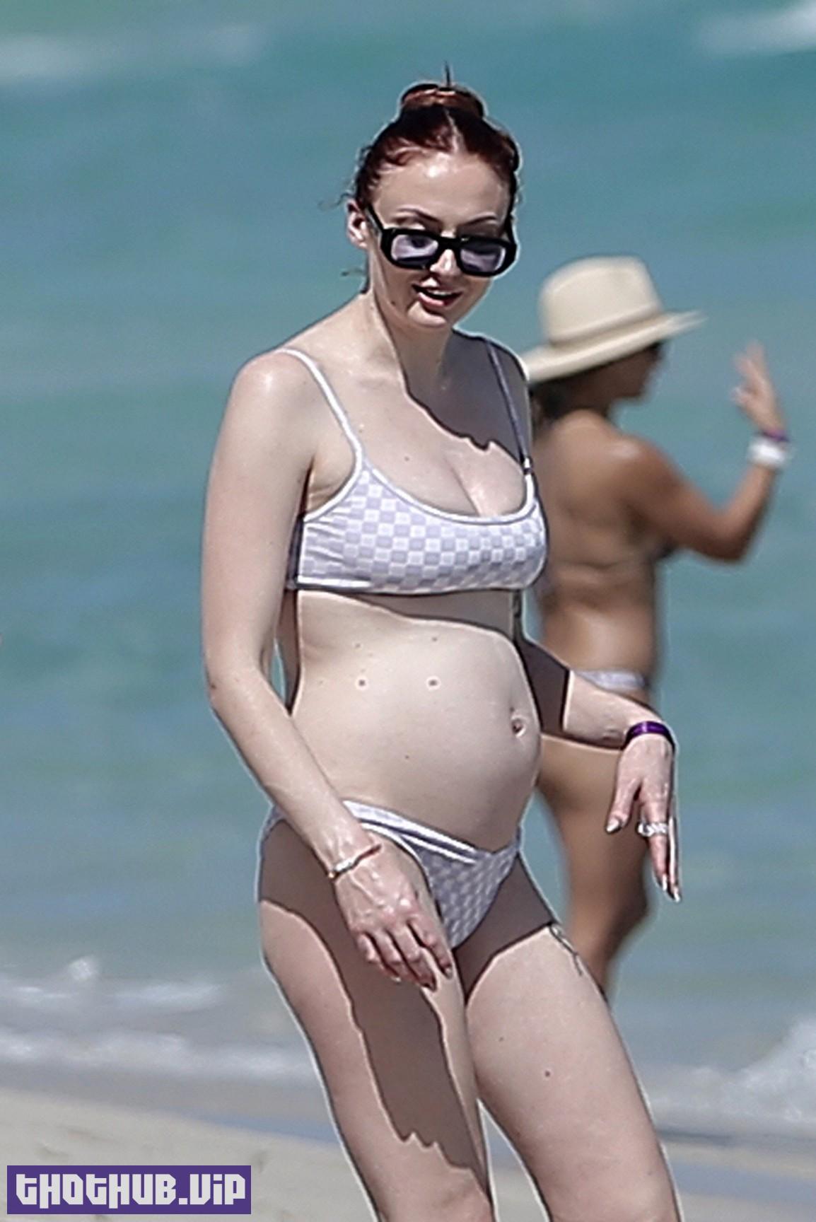 1665387378 156 Pregnant Sophie Turner In A Bikini 23 Photos