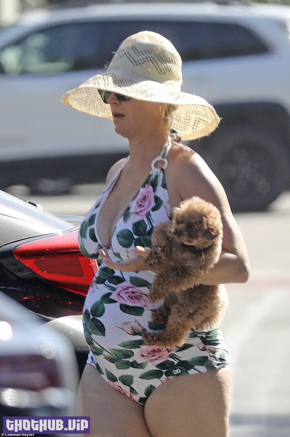1665846391 254 Katy Perry Showed Her Baby Bump In A Swimsuit 8