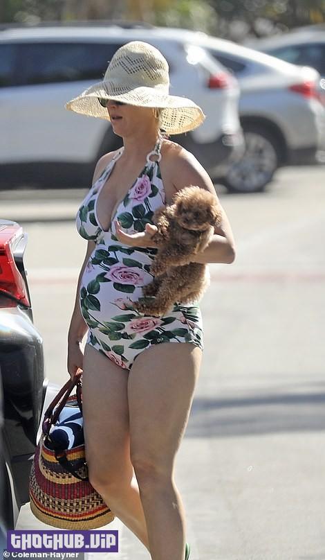 1665846402 2 Katy Perry Showed Her Baby Bump In A Swimsuit 8