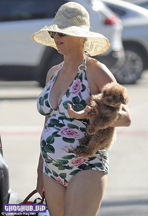 1665846407 681 Katy Perry Showed Her Baby Bump In A Swimsuit 8