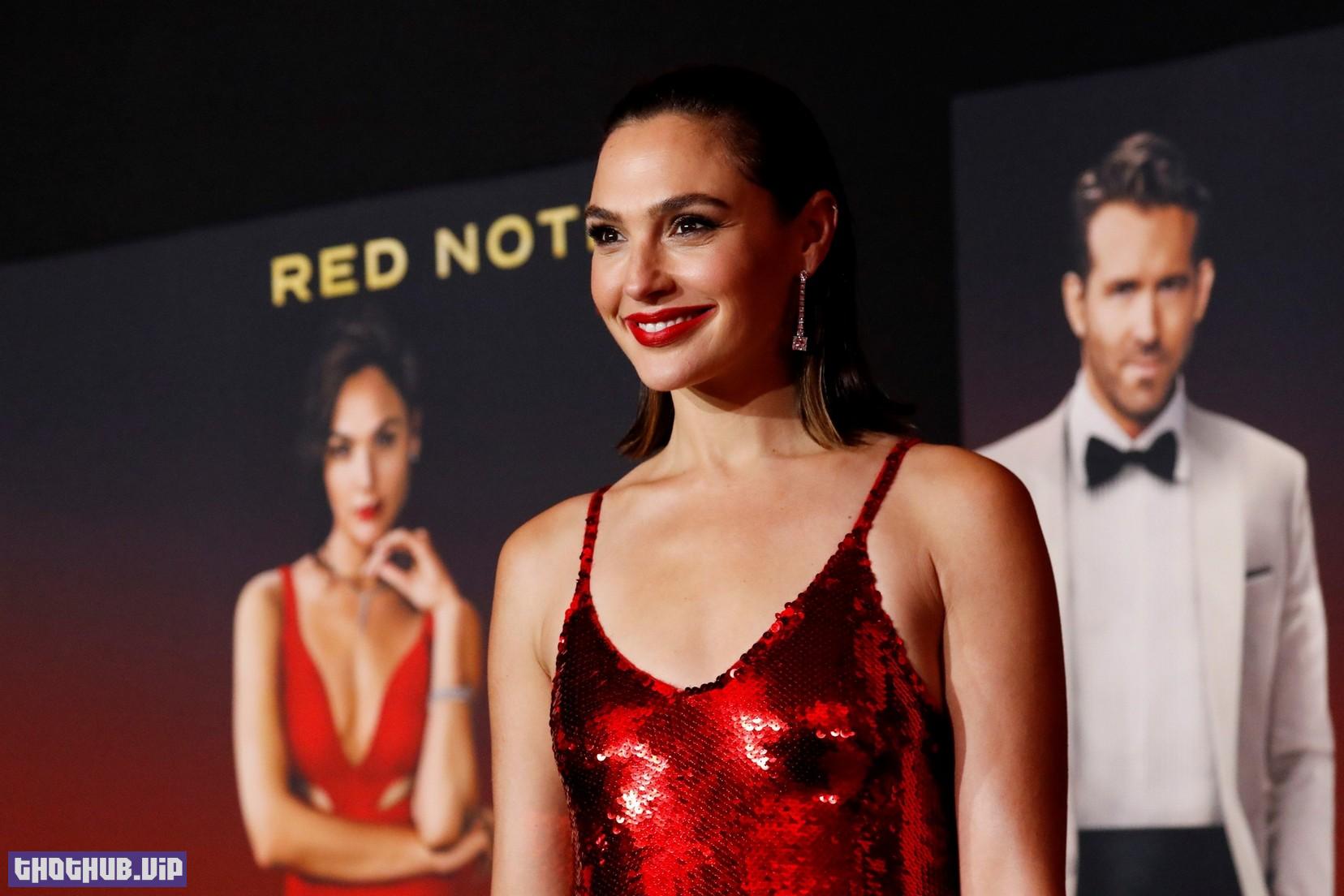 1666768206 211 Gal Gadot Sexy At Red Notice Premiere 40 Photos