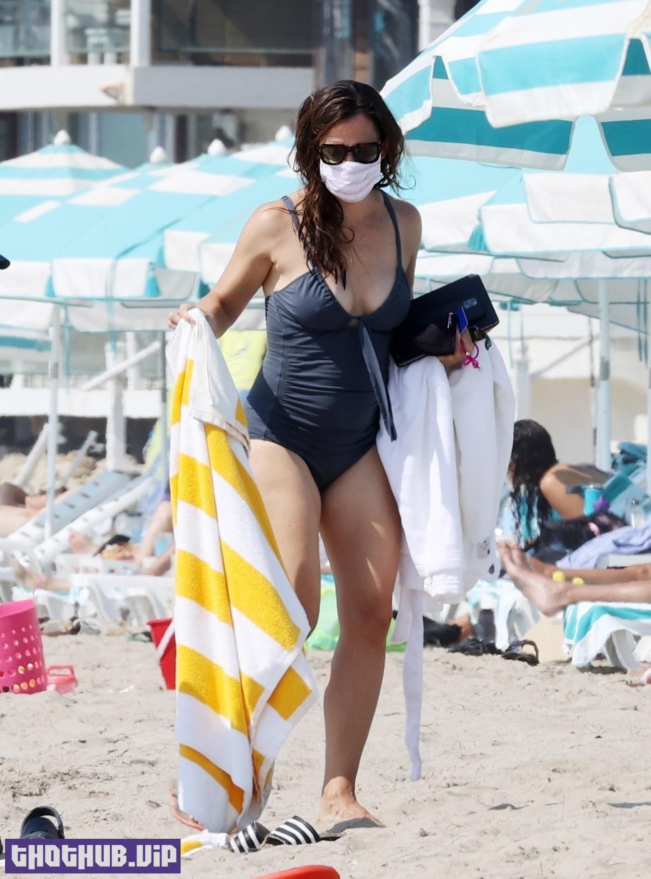 Jennifer Garner Sexy Swimsuit In Malibu (61 Photos) On Thothub image