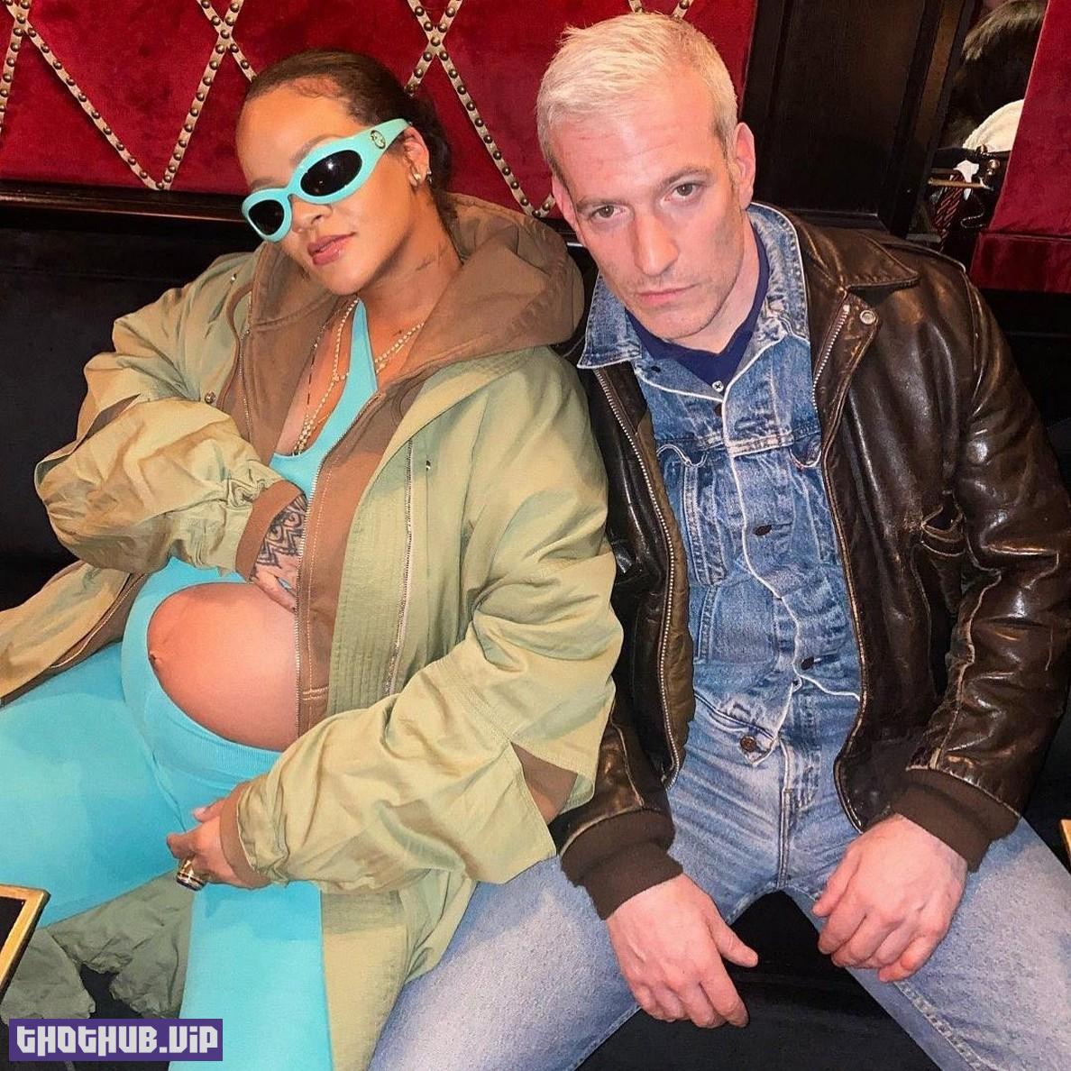 Rihanna Preggo Baby Bump