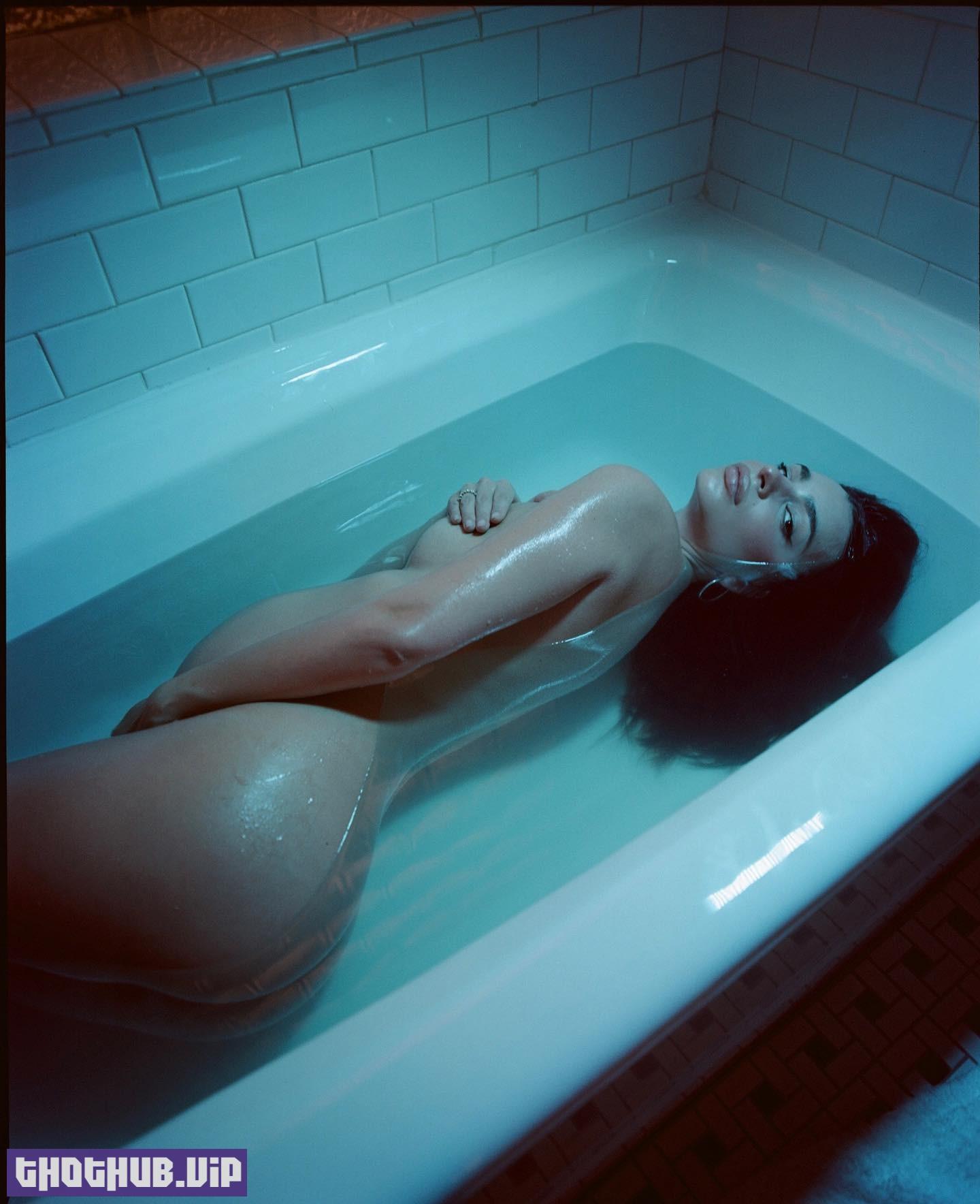 Emily Ratajkowski Naked And Pregnant In Bath