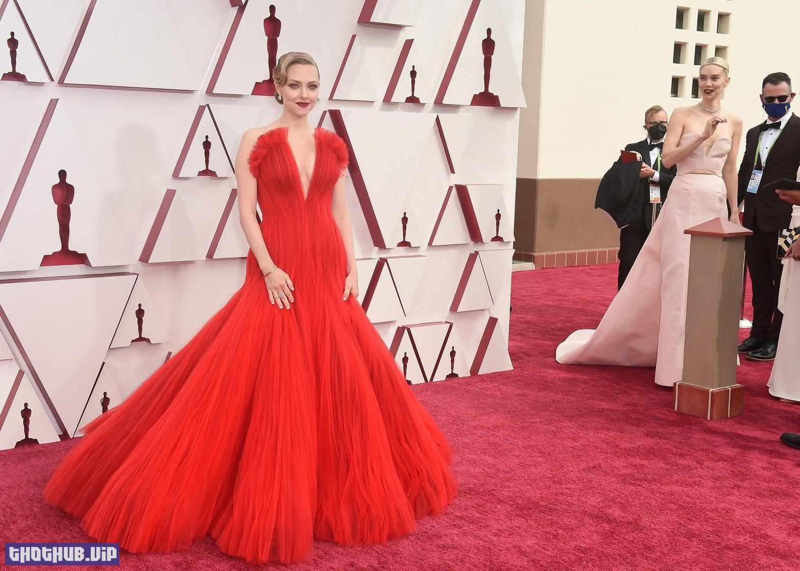 Amanda Seyfried Sexy At Academy Awards 15 Photos And Video
