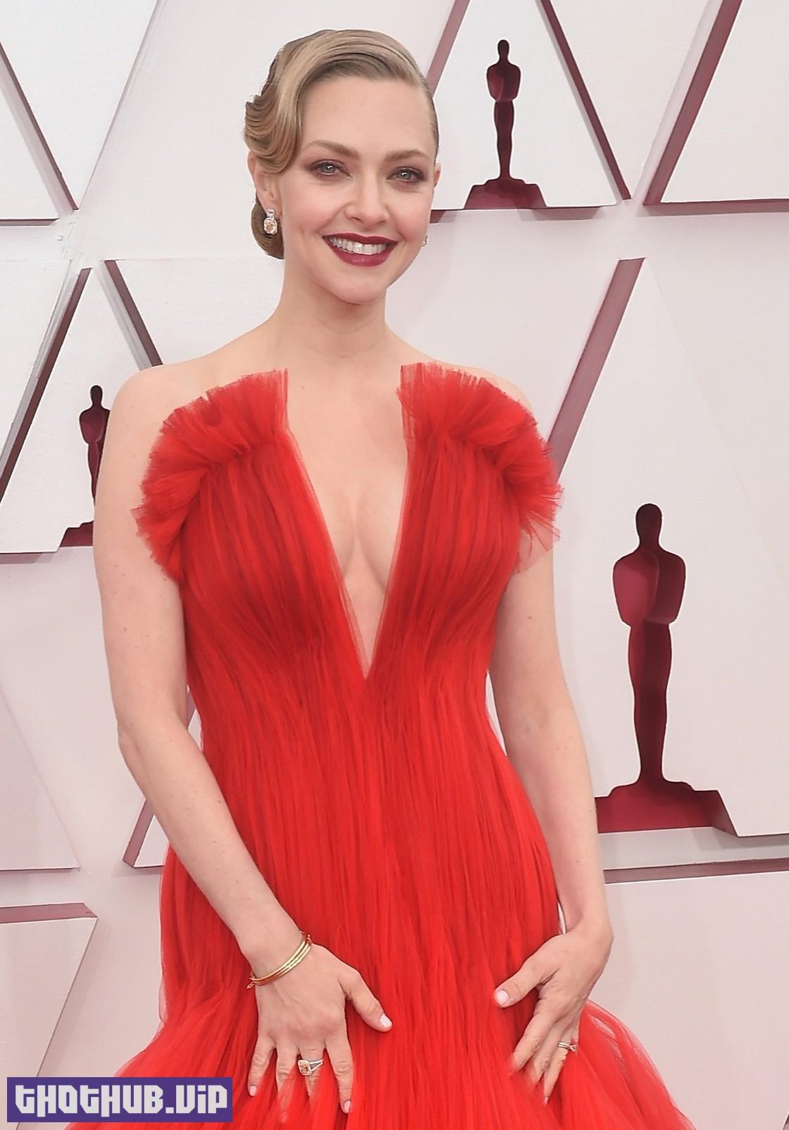 Amanda Seyfried Sexy At Academy Awards 