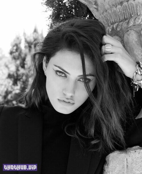 1685475205 652 Phoebe Tonkin Topless Covered 4 Photos