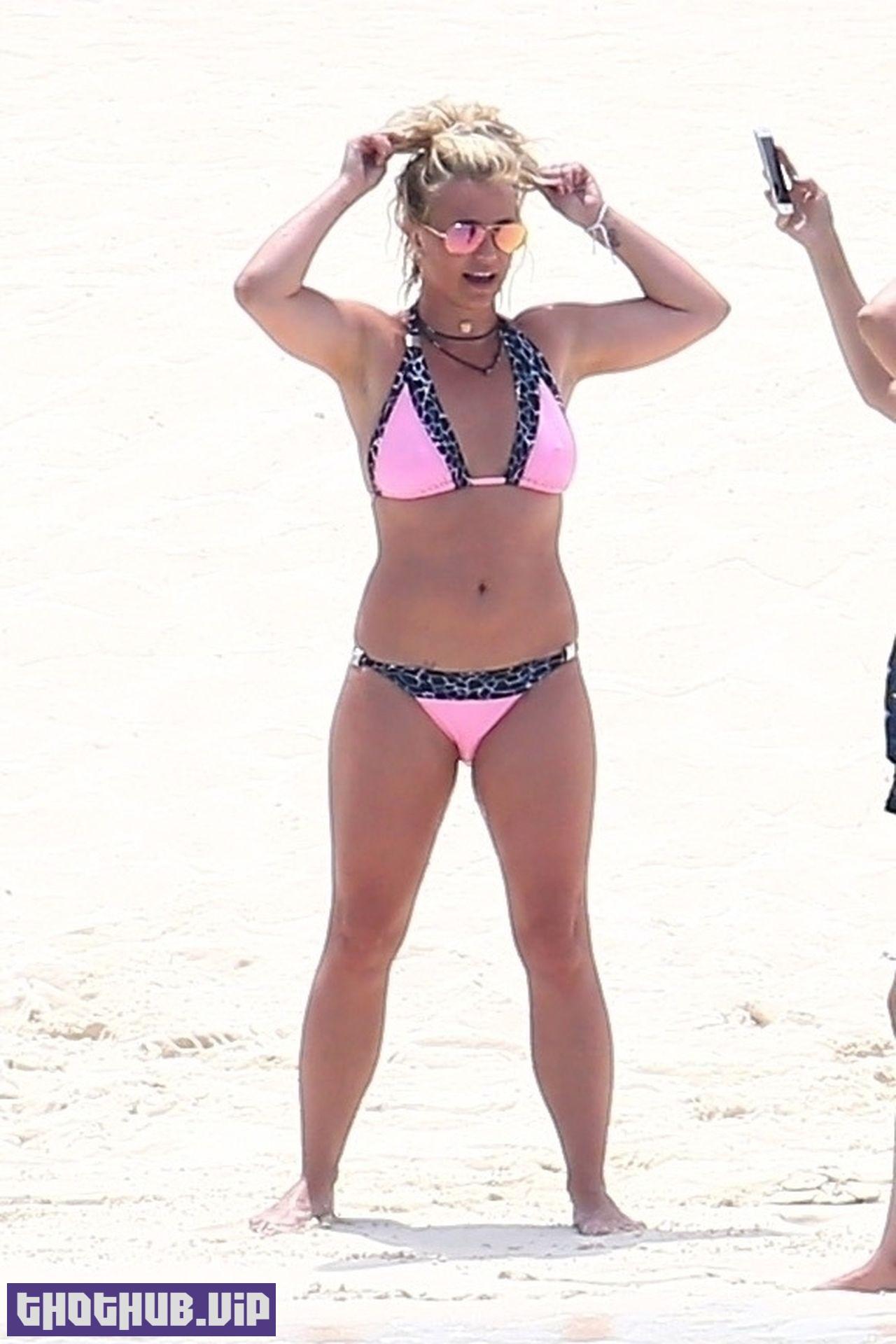 1690715693 534 Britney Spears Sexy Bikini in Turks and Caicos 35 Photos