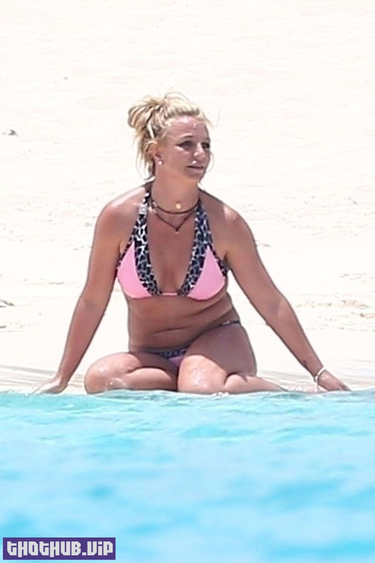 1690715710 776 Britney Spears Sexy Bikini in Turks and Caicos 35 Photos