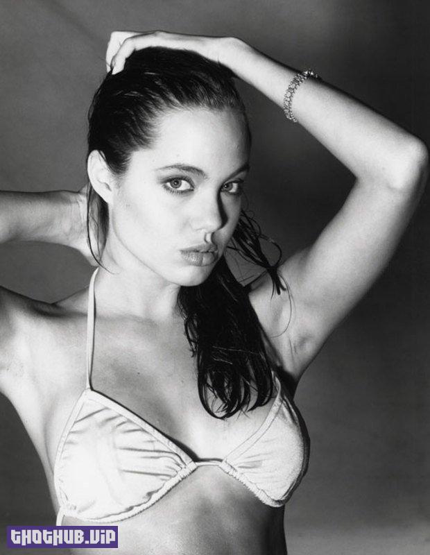 Angelina-Jolie-Young-in-Bikini-04