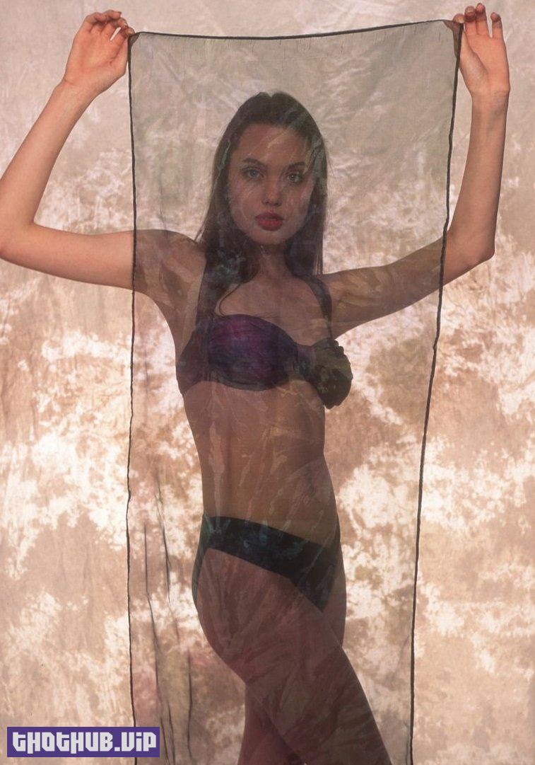 Angelina-Jolie-Young-in-Bikini-19