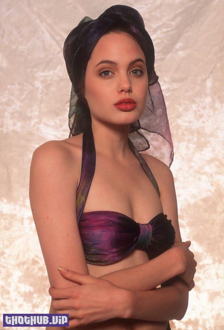 Angelina-Jolie-Young-in-Bikini-21