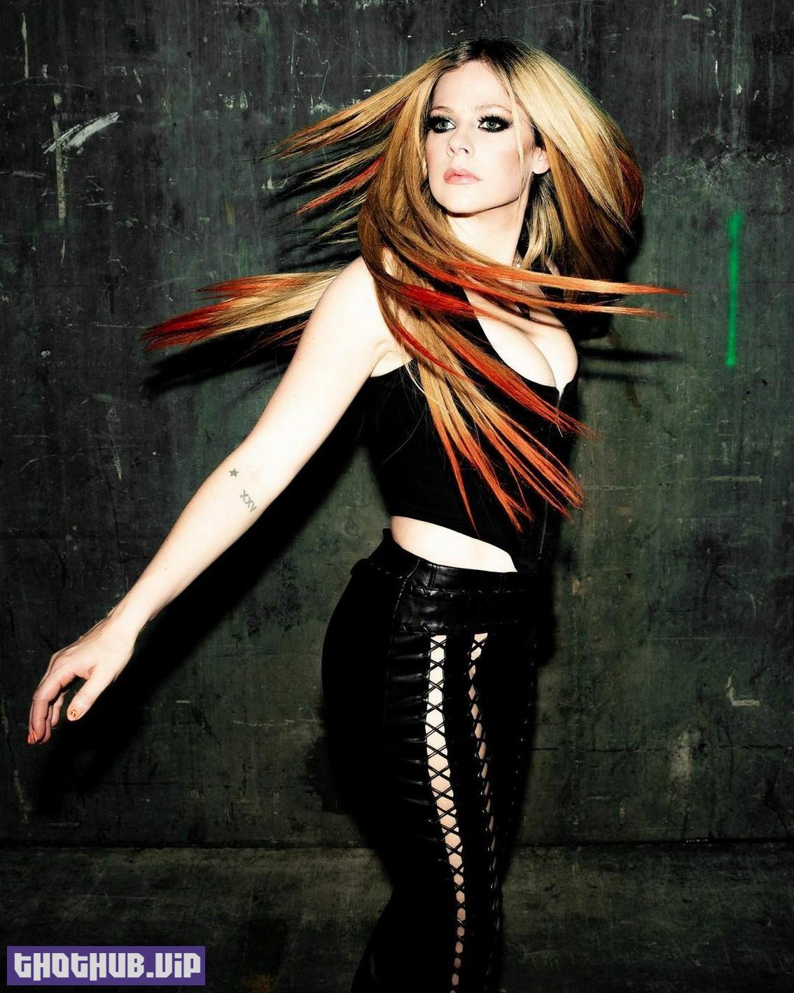 Avril Lavigne Hot