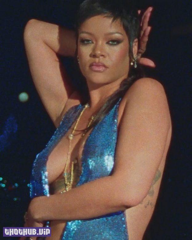 Rihanna Sexy Sideboobs