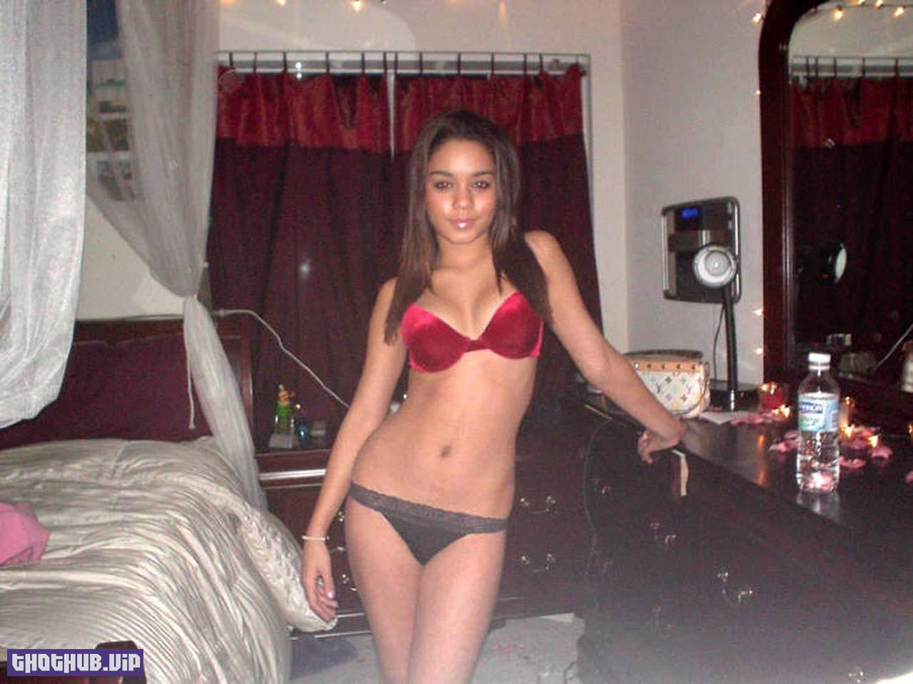 1695030744 301 Vanessa Hudgens Nude 26 Leaked Photos