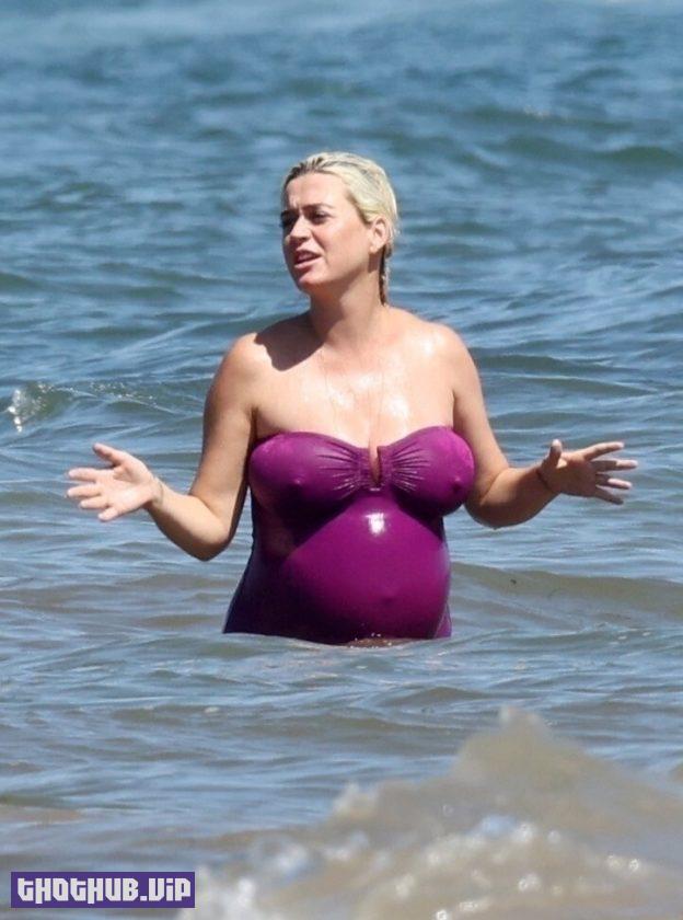 Katy Perry In A Sexy Bikini On The Beach While Pregnant
