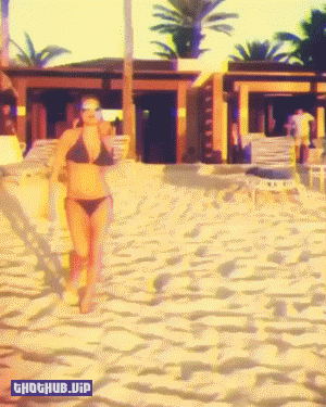 1697866704 880 Fergie Sexy in Bikini Photo Gif