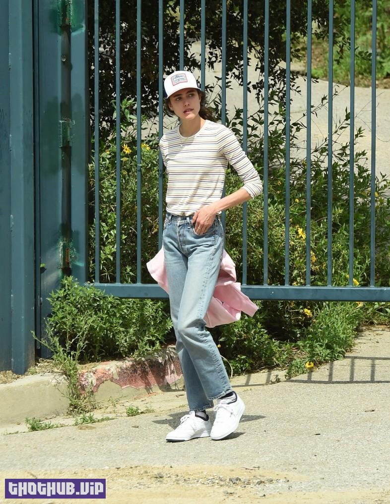 1707035253 206 Sisters Qualley And Andie MacDowell Walking In Closed Park 40